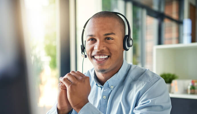 Man die 24/7 ondersteuning in het Engels biedt voor Norton Small Business.